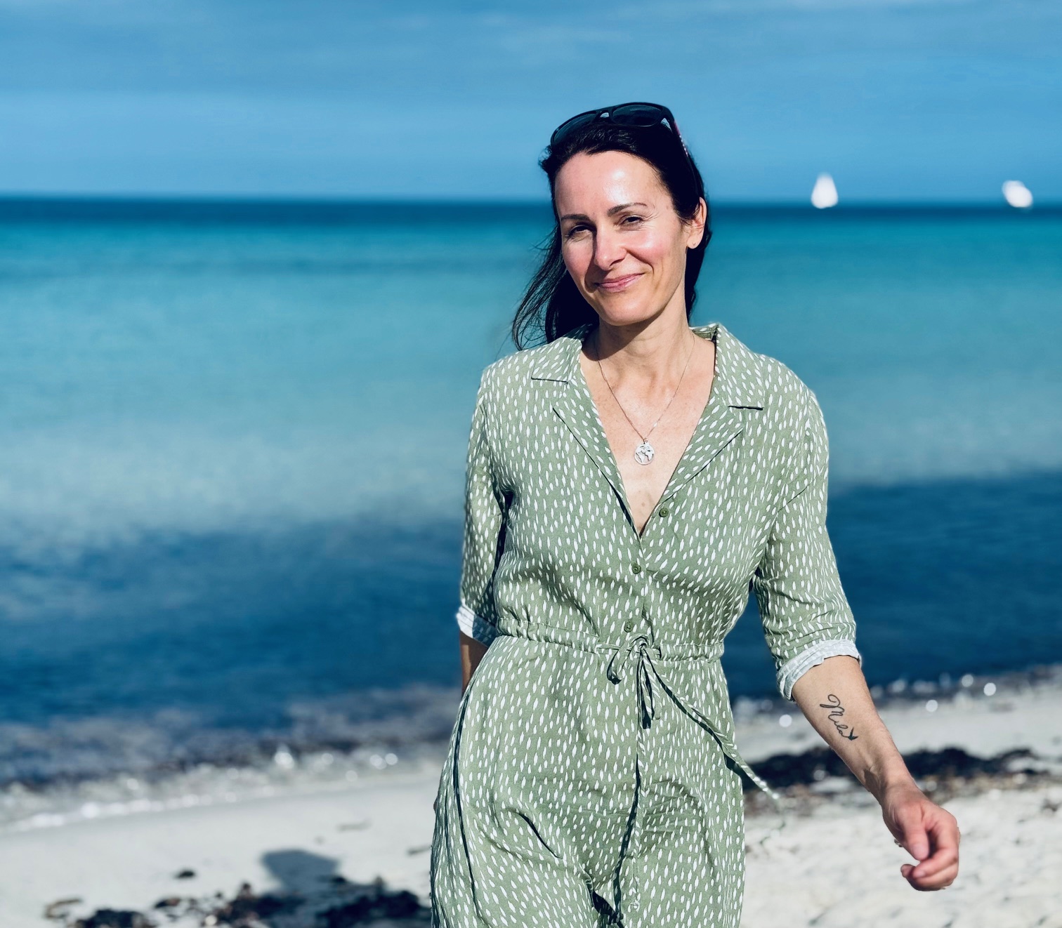 Frau am Strand fühlt sich frei