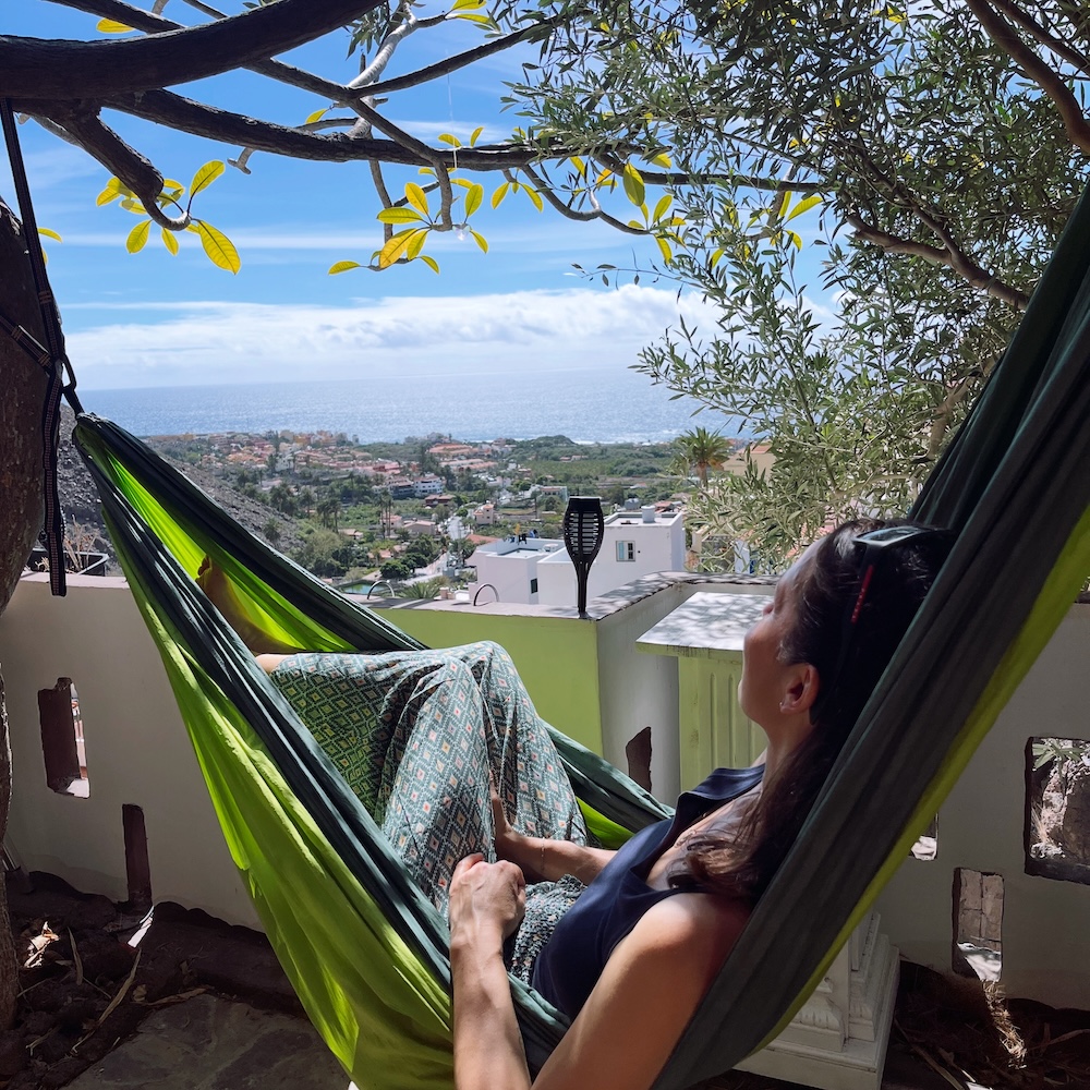 Frau in Hängematte auf La Gomera